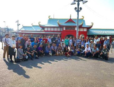Asian Trainees Visit Enoshima Islet and Find Crab Burgers Tough to Eat