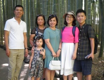 Guiding Vietnamese Family around Kamakura